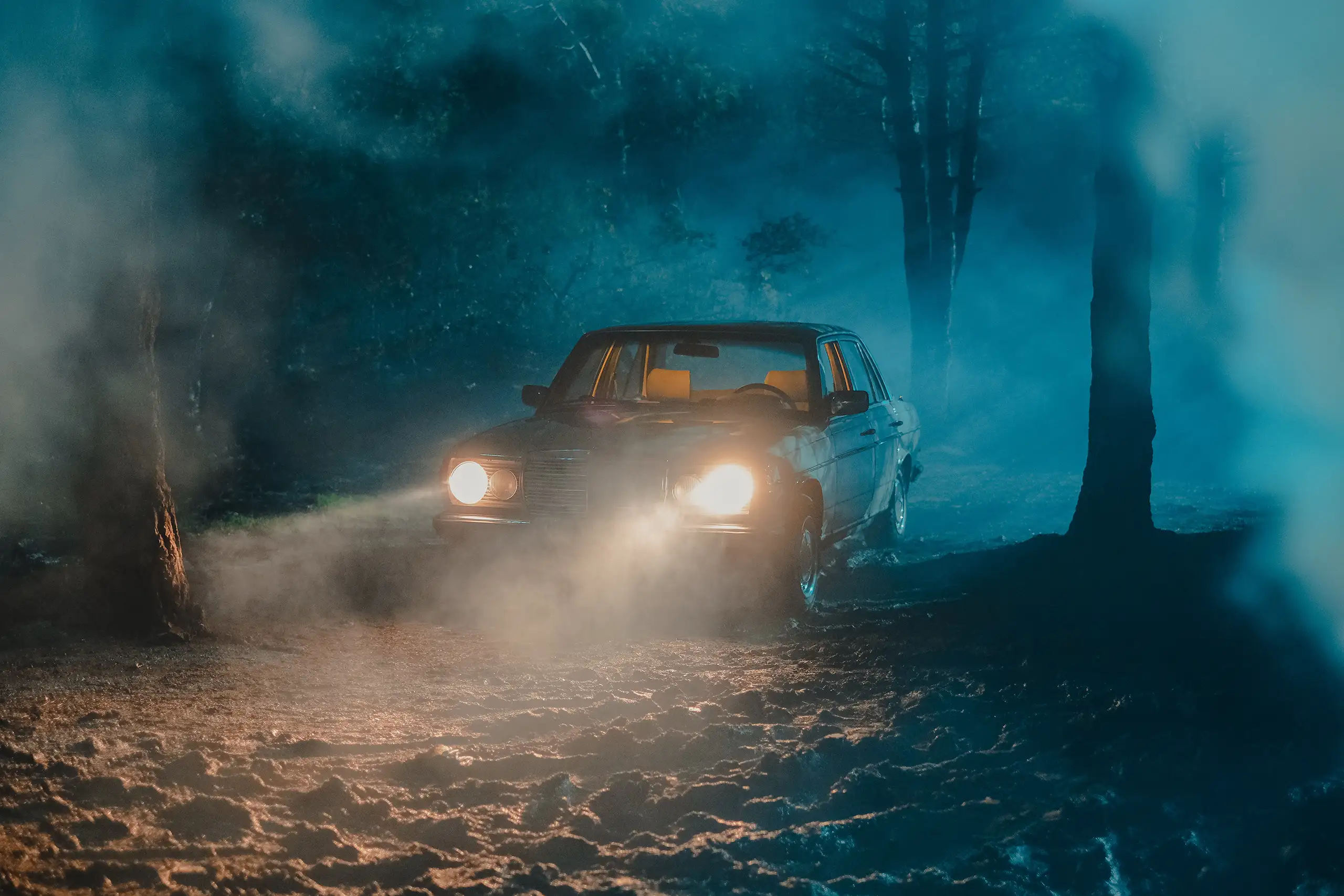 Auto im Wald mit Licht